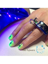ブラックライトで光る指先！