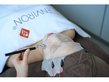 アクティブエイジングの写真/エンビロン最強美白ケアメニューがおトクに♪夏の紫外線ダメージをリセット!数量限定エンビロン洗顔ミニ付