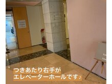 カレラ(Carrera)/突き当り右がエレベーターホール