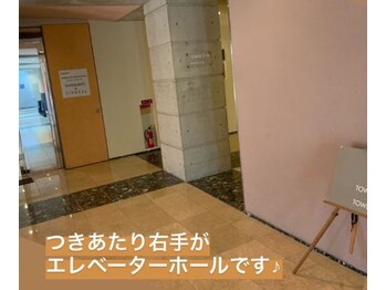 カレラ(Carrera)/突き当り右がエレベーターホール