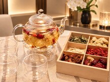 千の手 銀座店の雰囲気（お美味しい八宝茶サービスです）