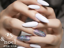 マットな白と夜空ネイル