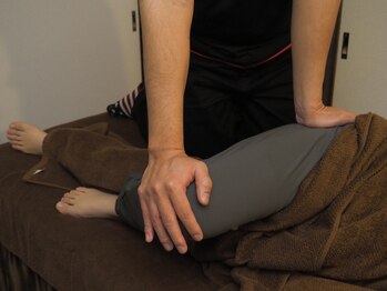 アリアーレ(ALIARE)/太もも外側伸ばし