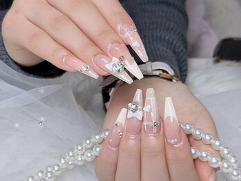 Eli Nails 新宿【エリネイルズ】《長さだし専門店/つけ放題/持ち込み/スカルプ》/グラデーション、キラキラ