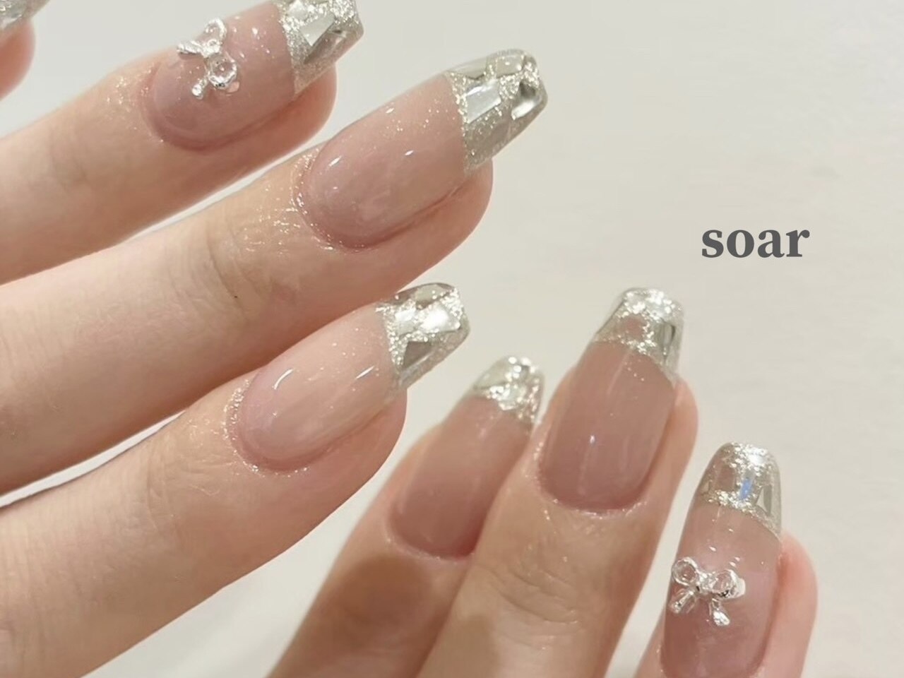 2025年秋トレンド】シルバー フレンチのネイルデザイン集｜人気