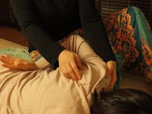 ~タイ古式マッサージとよもぎ蒸しのお店~ 和らぎ庵の雰囲気(【タイ古式】横向き施術で辛い頭首肩・肩甲骨・背中がスッキリ!)