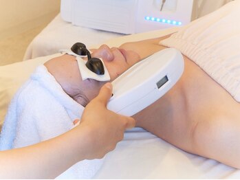 ラボ 荒尾大牟田(Labo)の写真/シミ・肌診断ライトで肌状態見極めチェック!しわ、たるみ、毛穴引き締め効果も◎幹細胞美容液パック付き