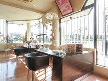 メゾンドラッシュ リコネイル(maison de Lash Rico nail)の雰囲気（明るい店内♪）