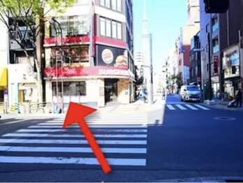 フォーアール 整体院(for.R)/3 一つ目の横断歩道を渡る