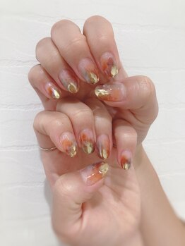 秋らしいカラーの塗りかけネイル