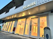 ラッシュ(RLASH)の雰囲気（車はお店の前に4台、店舗裏9台停めて頂けます♪）