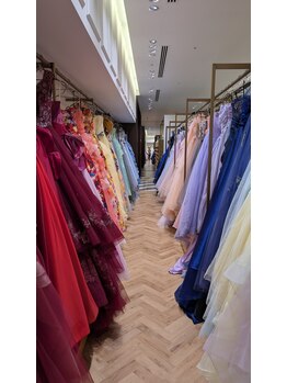 エムズカラープレイス(M's color place)の写真/自分史上最高の花嫁姿へ。新郎メニューも揃う、ふたりのための衣装選び。