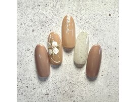 ベージュフラワーネイル