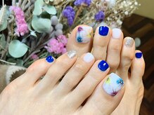 サロンドフォーエイチ(salon de 4H)/鮮やかフラワーフットネイル