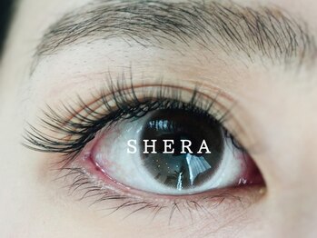 シェラ(SHERA)の写真/極細のエクステでまつげに負担をかけずふわふわな仕上がり♪軽くて柔らかい着け心地！初心者にも◎