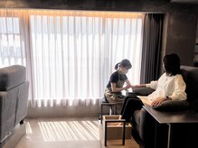 ネイル ドゥ 岡山駅前店(Nail Doux)の雰囲気（ソファ席でゆったりと寛ぎながら高技術ネイルをお楽しみください）