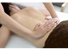 背中の凝りをほぐしてスッキリ軽く。睡眠の不調は背中の固さから