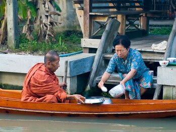 アジアンリラクゼーション ヴィラ 福岡東店(asian relaxation villa)/タイ;運河沿いで托鉢