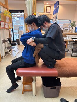 千葉寺ありがとう整骨院/背骨矯正の施術風景