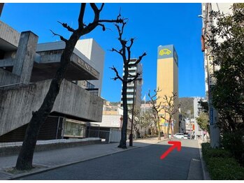 頭専門マッサージ Hypnos【ヒュプノス】/左:生田警察署 右:生田神社