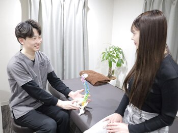 リベルタ鍼灸整骨院 新宿院(Liberta鍼灸整骨院)の写真/巻き肩・猫背を国家資格者が徹底ケア！360度どこから見ても綺麗な姿勢で、第一印象を劇的にアップデート