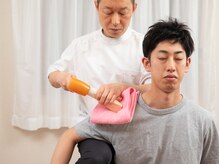 マカナ整体院/整体のあとに肩の歪みを整える！