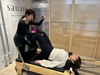 ソウプラス 白金高輪店(SOU+)の写真/肩こり・腰痛・巻き肩改善に!マシーンピラティスで骨格の歪みを整え、姿勢改善◎