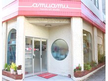 アムアム(amuamu)/ピンクの看板が目印