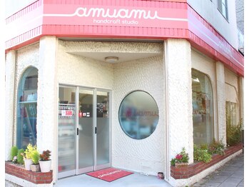 アムアム(amuamu)/ピンクの看板が目印