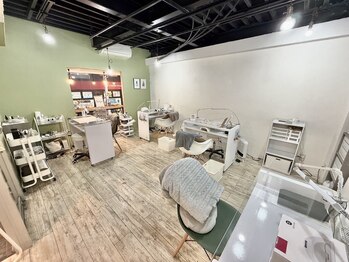 カーティシー(COURTESY)/店内