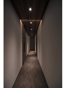 藤ノ郷 銀座店/FUJINOSATOの高級感あるフロア