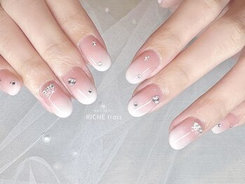 リッシュ トロワ(RICHE trois)/じゅわっ白グラデーションネイル