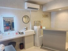ミルズ 天神店(MillS)の雰囲気（完全個室の施術室。アメニティ豊富なメイク台も有）