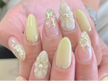 ネイルサロン アムゥ(a.muu)の写真/特別な日のネイルはお任せ！爪の形や長さに合わせて上品で華やかな指先に仕上げます☆