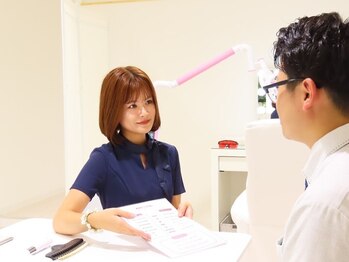 エクシアホワイト 北24条駅前店の写真/【メンズ・お子様連れも大歓迎！】北24条駅40秒の好立地で通いやすさ抜群◎清潔感のある白い歯で自信もUP★