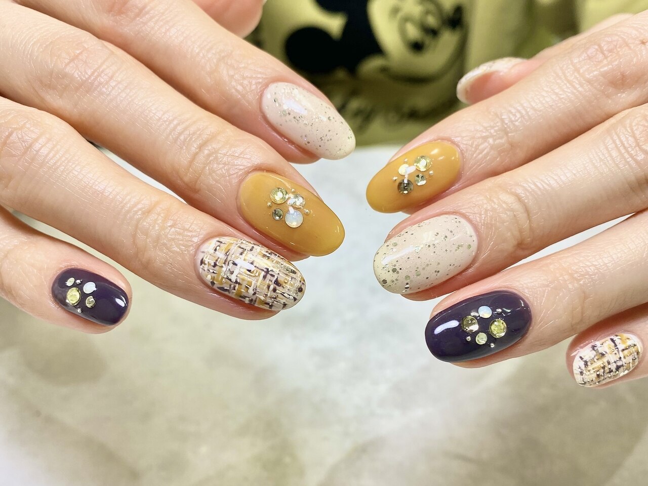 2025年-2026年冬トレンド】イエロー ツイード ハンドのネイルデザイン