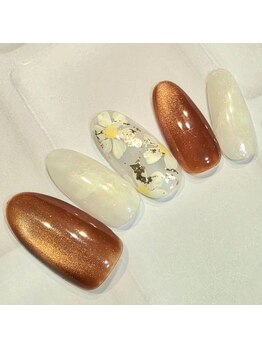 シシラ(shishira)/アンバーフラワーネイル