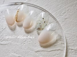 乳白色の大人ニュアンスネイル
