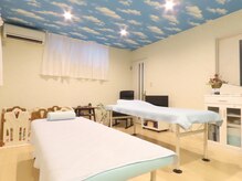 蒼(そら)の雰囲気（天井は青空の壁紙です。施術によりベッドを使い分けています。）
