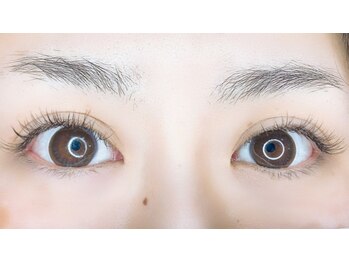 カリテスネイル(CharitEs Nail)の写真/フラットラッシュでナチュラル綺麗なお目元に♪軽いつけ心地で自まつ毛に優しく高持続◎