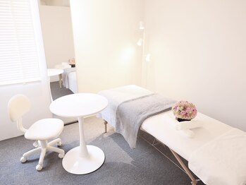 ラプリ 梅田店(Raplit)/個室の施術ベッドルーム
