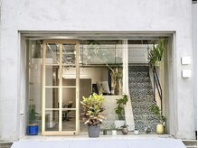 オムズアイ(om's eye.)の雰囲気（美容院［om's dot］と併設されています。受付は1Fになります。）