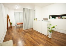 整体院 一の雰囲気（店舗内観【受付・半個室施術スペース】）