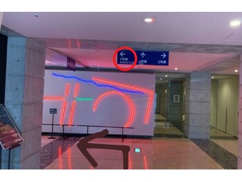 カレラ(Carrera)/3号館を目指してお進みください