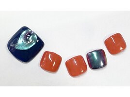 妖艶カラーのフットネイル