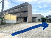 駐車場は建物正面にみて右手の砂利の駐車場。1番奥の【1番】