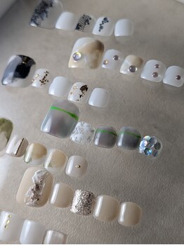 エスキース ネイルスタジオ(esquisse nail studio)の写真/大人の足魅せの常識!角質ケアとセットでお得に綺麗♪つやつやフットネイルで自慢の足元にしましょう