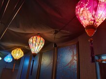 シールドゥ 江並店(Sii Rue Duu)/青い孔雀が印象的な廊下の壁面