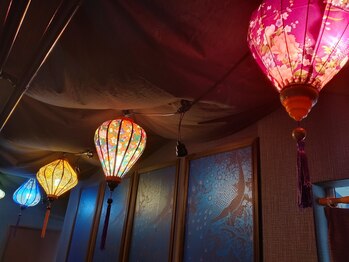 シールドゥ 江並店(Sii Rue Duu)/青い孔雀が印象的な廊下の壁面