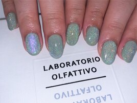 green magnet aurora nails